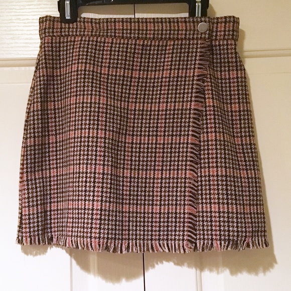 ✨NEW✨ UO Cute Houndstooth Fray Wrap Mini Skirt - Picture 6 of 7